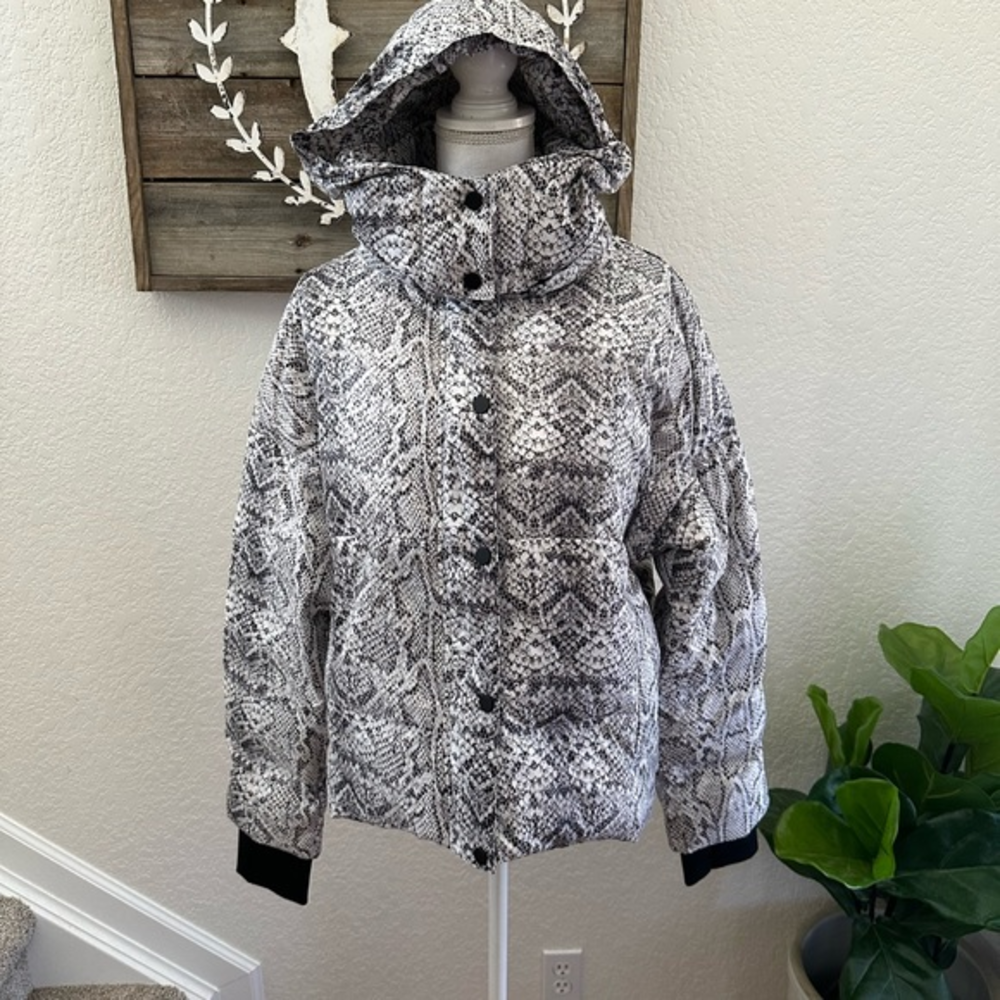 Varley highland jacket animal print hooded puffer full zip ladies L NWT‎